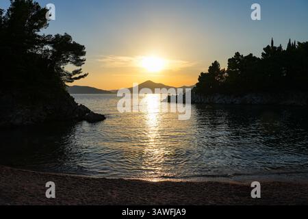 Sonnenuntergang am Kraljičina plaža (Strand der Königin) in der Nähe von Budva an der Adriaküste in Montenegro Stockfoto