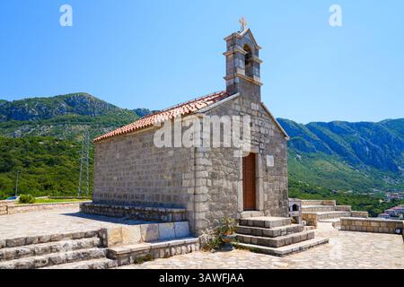 Die Kirche St. Sava, ein orthodoxer serbischer Gottesdienst mit Blick auf Sveti Stefan an der Adriaküste in Montenegro Stockfoto