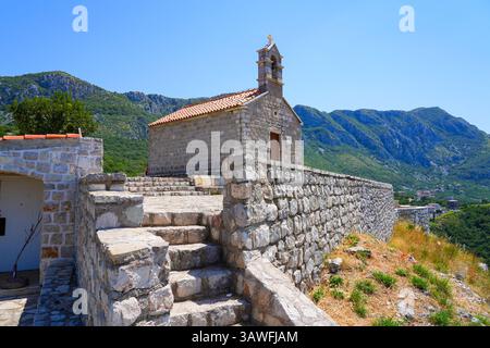 Die Kirche St. Sava, ein orthodoxer serbischer Gottesdienst mit Blick auf Sveti Stefan an der Adriaküste in Montenegro Stockfoto