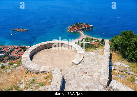 Die Kirche St. Sava, ein orthodoxer serbischer Gottesdienst mit Blick auf Sveti Stefan an der Adriaküste in Montenegro Stockfoto