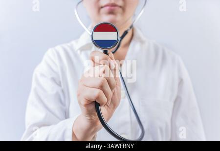 Ärztin mit Stethoskop und niederländischer Flagge. Nationales Gesundheitssystem der Niederlande Stockfoto