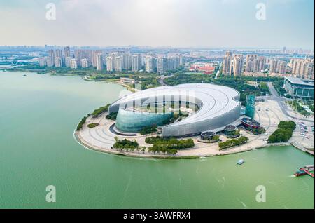 Suzhou, China - 4. September 2020: Aus der Vogelperspektive des Kultur- und Kunstzentrums Suzhou zeigt moderne Architektur entlang der Uferpromenade in Suzhou, China Stockfoto