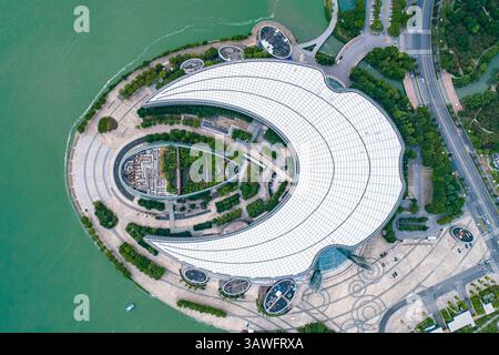 Suzhou, China - 4. September 2020: Aus der Vogelperspektive des Kultur- und Kunstzentrums Suzhou zeigt moderne Architektur entlang der Uferpromenade in Suzhou, China Stockfoto