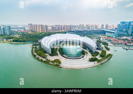Suzhou, China - 4. September 2020: Aus der Vogelperspektive des Kultur- und Kunstzentrums Suzhou zeigt moderne Architektur entlang der Uferpromenade in Suzhou, China Stockfoto