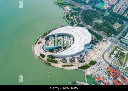 Suzhou, China - 4. September 2020: Aus der Vogelperspektive des Kultur- und Kunstzentrums Suzhou zeigt moderne Architektur entlang der Uferpromenade in Suzhou, China Stockfoto
