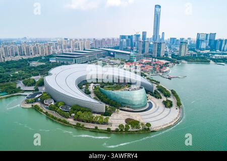 Suzhou, China - 4. September 2020: Aus der Vogelperspektive des Kultur- und Kunstzentrums Suzhou zeigt moderne Architektur entlang der Uferpromenade in Suzhou, China Stockfoto