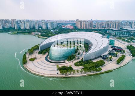 Suzhou, China - 4. September 2020: Aus der Vogelperspektive des Kultur- und Kunstzentrums Suzhou zeigt moderne Architektur entlang der Uferpromenade in Suzhou, China Stockfoto