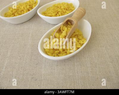 Pastillen aus reinem Bienenwachs für Naturkosmetik, Kerzen oder Bienenwachsverpackungen Stockfoto
