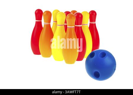 Bunte Bowlingkugel und Pins isoliert auf weißem Hintergrund Stockfoto