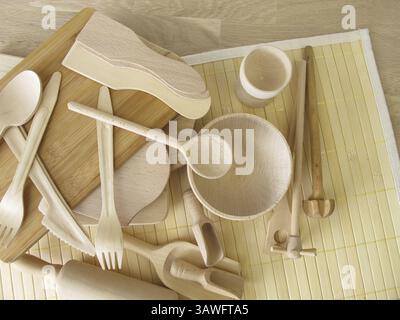 Kunststofffreie Küchenutensilien aus Holz Stockfoto