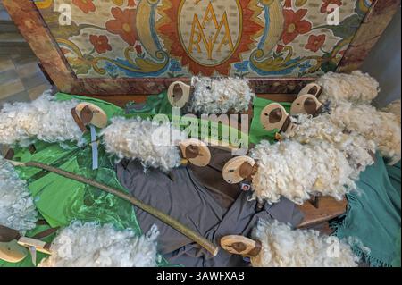 Erste Kommunikanten stellen sich als Schafe dar, mit dem Spruch „Ich bin der gute Hirte“, Pfarrkirche St. Peter und Paulus in Altaedten bei Sonthofe Stockfoto