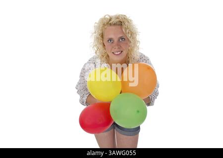 Junge blonde Frau, die Ballons in der Hand hält Junge blonde Frau, die Ballons in der Hand hält Stockfoto