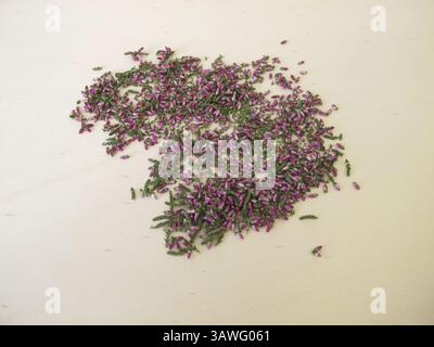 Getrocknetes Heidekraut mit Kräutern, Blättern und Blumen auf einem Holzbrett Stockfoto