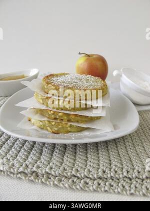 Hausgemachte Kartoffelpfannkuchen mit Apfelsauce Stockfoto