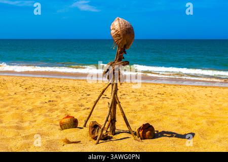 Figur aus Kokosnüssen am tropischen Naturparadies Khuk Khak Beach mit türkisblauen Wasserwellen und Palmen in Khao Lak Amphoe Takua Pa Ph Stockfoto
