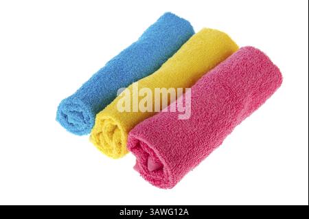 Drei gerollte Handtücher in blau gelb und pink Stockfoto