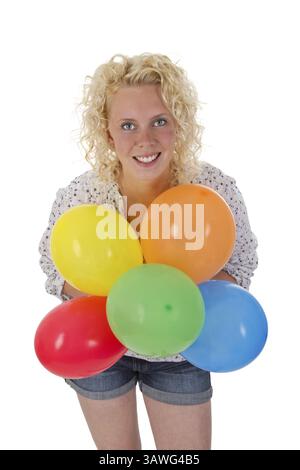 Junge blonde Frau, die Ballons in der Hand hält Junge blonde Frau, die Ballons in der Hand hält Stockfoto
