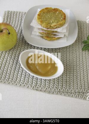 Kartoffelkuchen mit Apfelsauce Stockfoto