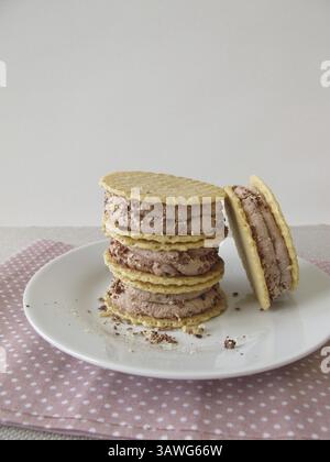 Runde Waffeln mit Schokoladeneisfüllung Stockfoto