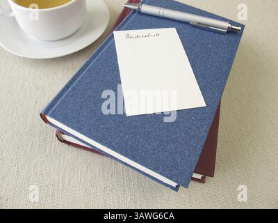 Stapel von Büchern und eine Buchliste Stockfoto