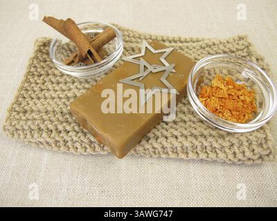 Hausgemachte Seife mit weihnachtlichem Duft nach Zimt und Orangenschale Stockfoto