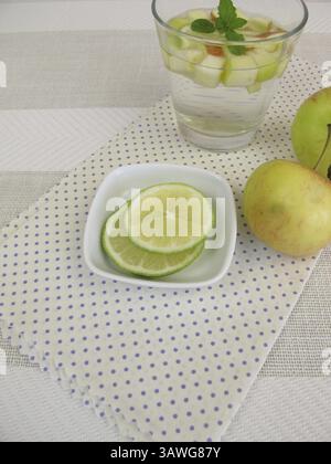 Entgiftungswasser mit Apfel, Zitrone und Minze Stockfoto