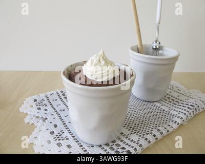 Nougattorte mit Zuckercreme Stockfoto