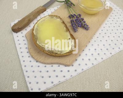 Butterbrot mit Lavendelhonig Stockfoto