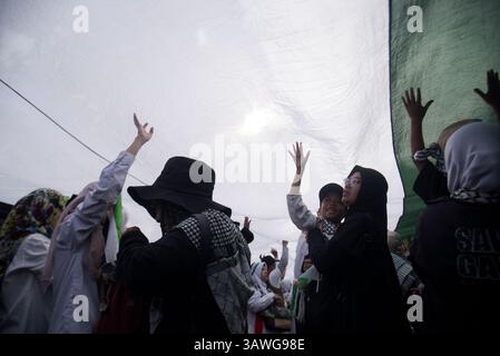 Bandung, West-Java, Indonesien. April 2025. Demonstranten tragen palästinensische Flaggen während einer Solidaritätsdemonstration mit dem palästinensischen Volk in Bandung, West-Java. In ihrer Aktion forderten die Demonstranten alle indonesischen Bürger auf, alle israelischen Produkte zu boykottieren und Palästina sofort zu befreien. (Kreditbild: © Dimas Rachmatsyah/ZUMA Press Wire) NUR REDAKTIONELLE VERWENDUNG! Nicht für kommerzielle ZWECKE! Quelle: ZUMA Press, Inc./Alamy Live News Stockfoto