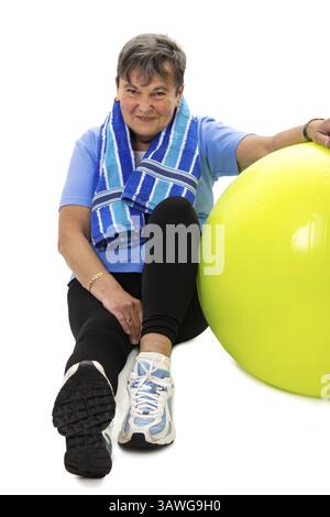 Sportliche Seniorin mit Fitnessball sportliche Seniorin mit Fitnessball Stockfoto