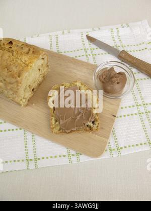 Frühstück mit Limonadenbrot und Schokoladennußcreme Stockfoto