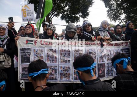 Bandung, West-Java, Indonesien. April 2025. Demonstranten versammelten und trugen Banner während einer Demonstration in Solidarität mit dem palästinensischen Volk in Bandung, West-Java. In ihrer Aktion forderten die Demonstranten alle indonesischen Bürger auf, alle israelischen Produkte zu boykottieren und Palästina sofort zu befreien. (Kreditbild: © Dimas Rachmatsyah/ZUMA Press Wire) NUR REDAKTIONELLE VERWENDUNG! Nicht für kommerzielle ZWECKE! Quelle: ZUMA Press, Inc./Alamy Live News Stockfoto