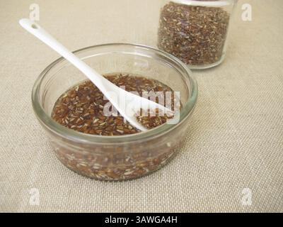 Braunes Leinsamen in Wasser getränkt Stockfoto