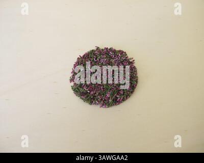 Getrocknetes Heidekraut mit Kräutern, Blättern und Blumen auf einem Holzbrett Stockfoto