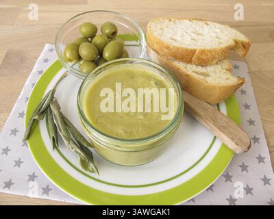 Baguette mit grüner Oliven-Marmelade Stockfoto
