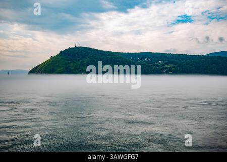 Hügel und Morgenblick auf den Baikalsee. Stockfoto