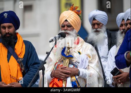 London, UK, 19. April 2025. Eröffnung der Gebete in Vaisakhi auf dem Platz 2025, eine lebhafte Feier der Sikh-Kultur, des Kulturerbes und der Gründung der Khalsa auf dem Trafalgar Square. Später am Nachmittag genießen die Menschen die wunderschöne Sonne auf dem Platz, während das Vaisakhi Festival stattfindet. Dieses bedeutende Ereignis im Sikh-Kalender, das weltweit gefeiert wird, bietet eine große Auswahl an Aufführungen, Musik, Essen und fesselnden Familienaktivitäten im Herzen des Trafalgar Square. Anrede: Andrea Domeniconi/Alamy Live News Stockfoto