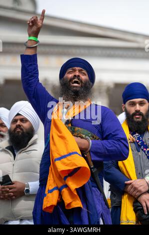 London, UK, 19. April 2025. Eröffnung der Gebete in Vaisakhi auf dem Platz 2025, eine lebhafte Feier der Sikh-Kultur, des Kulturerbes und der Gründung der Khalsa auf dem Trafalgar Square. Später am Nachmittag genießen die Menschen die wunderschöne Sonne auf dem Platz, während das Vaisakhi Festival stattfindet. Dieses bedeutende Ereignis im Sikh-Kalender, das weltweit gefeiert wird, bietet eine große Auswahl an Aufführungen, Musik, Essen und fesselnden Familienaktivitäten im Herzen des Trafalgar Square. Anrede: Andrea Domeniconi/Alamy Live News Stockfoto