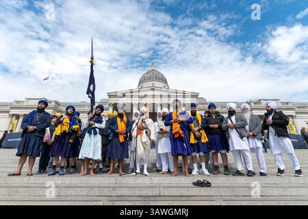 London, UK, 19. April 2025. Eröffnung der Gebete in Vaisakhi auf dem Platz 2025, eine lebhafte Feier der Sikh-Kultur, des Kulturerbes und der Gründung der Khalsa auf dem Trafalgar Square. Später am Nachmittag genießen die Menschen die wunderschöne Sonne auf dem Platz, während das Vaisakhi Festival stattfindet. Dieses bedeutende Ereignis im Sikh-Kalender, das weltweit gefeiert wird, bietet eine große Auswahl an Aufführungen, Musik, Essen und fesselnden Familienaktivitäten im Herzen des Trafalgar Square. Anrede: Andrea Domeniconi/Alamy Live News Stockfoto