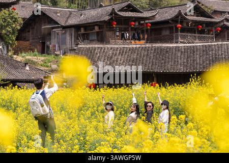 Peking, Chinas Provinz Hubei. April 2025. Touristen posieren für Fotos inmitten blühender Blumen im Xuan'en County, Zentralchinas Provinz Hubei, 8. April 2025. Quelle: Wang Fajun/Xinhua/Alamy Live News Stockfoto