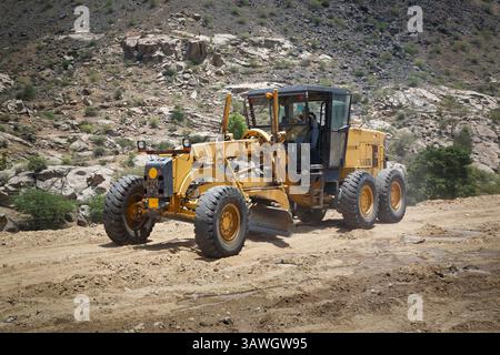 Baumaschinen-Motorgrader bei Straßenarbeiten in Rajasthan. Indien Stockfoto