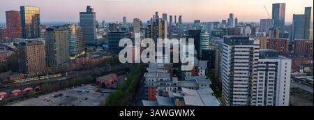 Panoramaaufnahme der Skyline von Manchester bei Dämmerung aus dem Green Quarter. Stockfoto