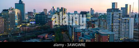 Panoramaaufnahme der Skyline von Manchester bei Dämmerung aus dem Green Quarter. Stockfoto