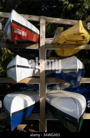 Bunte Kanus stapeln sich auf dem Bootshaus von Nag's Head Island, Abingdon. Abingdon behauptet, die älteste Stadt Englands zu sein. Und die Themse verläuft durch das Herz. Nags Head Island liegt am Fluss und zwischen seinen beiden berühmten alten Brücken. Stockfoto