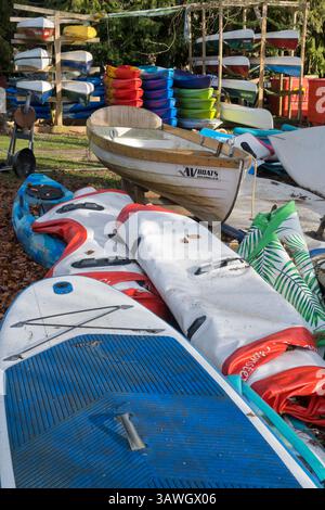 Bunte Kanus stapeln sich auf dem Bootshaus von Nag's Head Island, Abingdon. Abingdon behauptet, die älteste Stadt Englands zu sein. Und die Themse verläuft durch das Herz. Nags Head Island liegt am Fluss und zwischen seinen beiden berühmten alten Brücken. Stockfoto