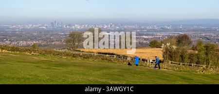 Panoramablick auf die Landschaft des Werneth Low Country Parks im Großraum Manchester mit der Skyline von Manchester City im Hintergrund. Stockfoto