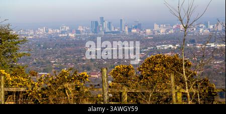 Panoramablick auf die Landschaft des Werneth Low Country Parks im Großraum Manchester mit der Skyline von Manchester City im Hintergrund. Stockfoto