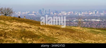 Panoramablick auf die Landschaft des Werneth Low Country Parks im Großraum Manchester mit der Skyline von Manchester City im Hintergrund. Stockfoto