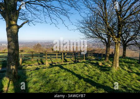 Panoramablick auf die Landschaft des Werneth Low Country Parks im Großraum Manchester mit der Skyline von Manchester City im Hintergrund. Stockfoto