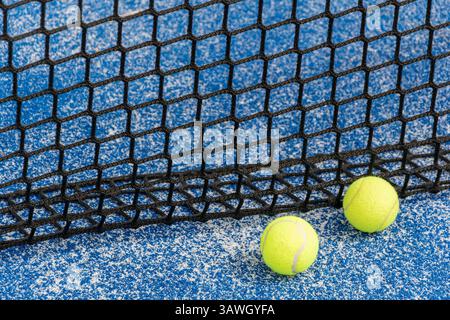 Sportausrüstung gelbe Padel-Bälle padel am Netz bereit für das Spiel auf dem blauen Platz Stockfoto